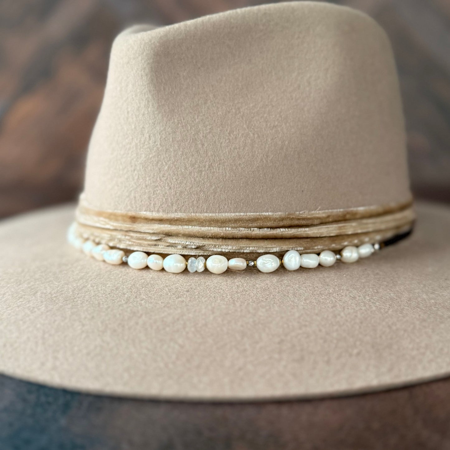 Classic Pearl Slider in White Hat Band